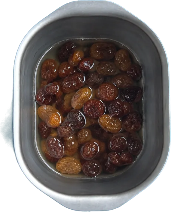 Nel sesto contenitore mettete 60 g di uvetta essiccata previo ammollo, 50 g di acqua, 30 g di aceto di vino bianco e 10 g di zucchero bianco.