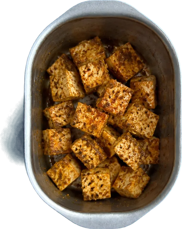 Nel terzo contenitore mettete 7.5 g di olio extravergine di oliva, 60 g di tofu compatto al naturale a dadini medi, 30 g di salsa di soia, 2 pizzichi di cumino seminato, 2 pizzichi di pepe nero in polvere, 1 cucchiaino di curcuma in polvere in polvere, 1 cucchiaio Liffo di sale fino e 0.5 cucchiaini di paprika affumicata in polvere.