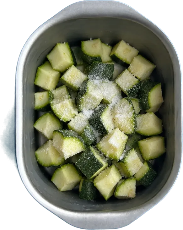 Nel secondo contenitore mettete 200 g di zucchine a dadini medi e 2 cucchiai Liffo di sale fino.