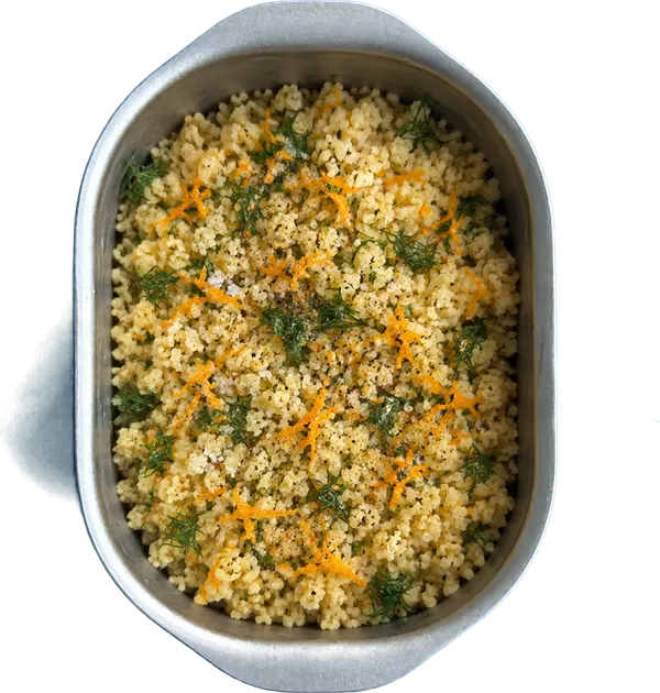Nel quarto contenitore mettete 300 g di cous cous precotto di grano duro, 2 cucchiai Liffo di sale fino, 2 ciuffetti di aneto fresco tritato, 1 pizzico di pepe nero e 0.5 unità di scorze d'arancia grattugiate.