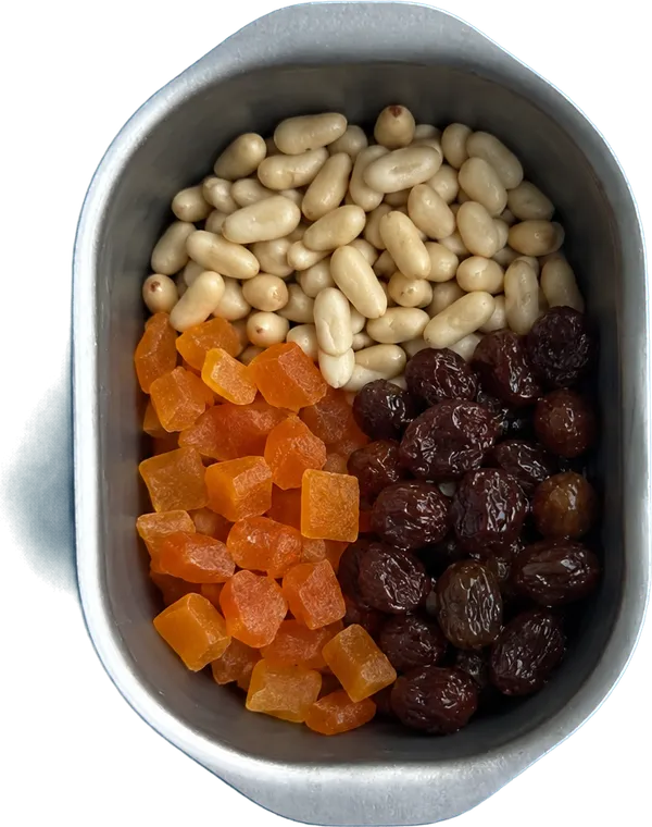 Nel secondo contenitore mettete 50 g di pinoli, 50 g di albicocche secche a dadini piccoli e 30 g di uvetta essiccata previo ammollo intera.