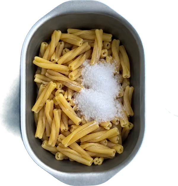 Nel quarto contenitore mettete 160 g di casarecce e 2 cucchiai Liffo di sale fino.