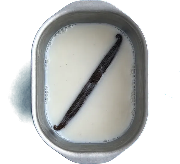 Nel quarto contenitore mettete 170 g di latte vaccino fresco intero e 1 baccello di vaniglia.