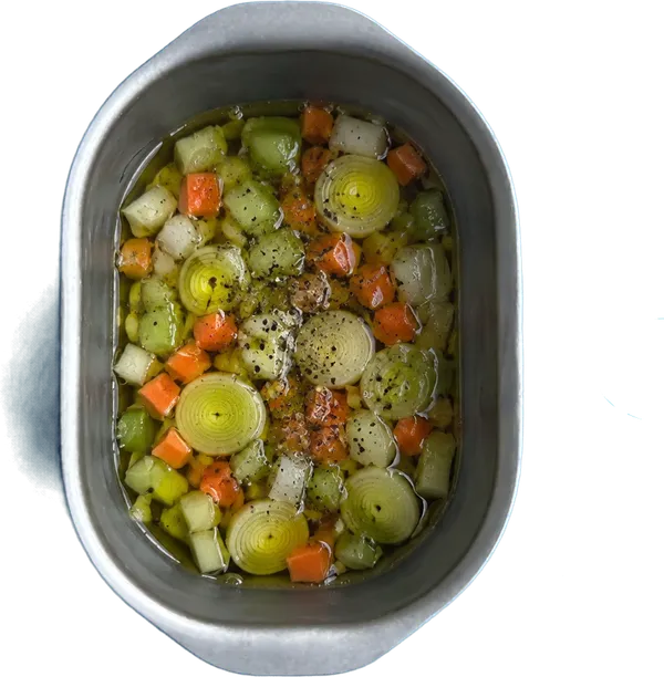 Nel primo contenitore mettete 30 g di olio extravergine di oliva, 55 g di sedano a dadini piccoli, 55 g di carote a dadini piccoli, 40 g di porri a rondelle, 30 g di cipolle bionde tritate e 2 pizzichi di pepe nero.