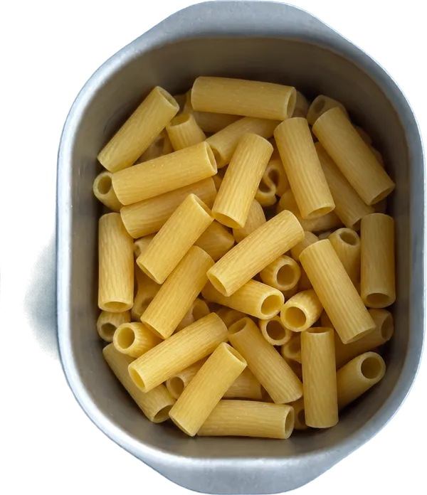 Nel primo contenitore mettete 320 g di rigatoni.