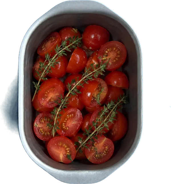 Nel terzo contenitore mettete 150 g di pomodorini rossi a metà e 3 rametti di timo fresco in foglia.