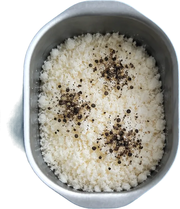 Nel secondo contenitore mettete 80 g di pecorino romano grattugiato e 3 pizzichi di pepe nero.
