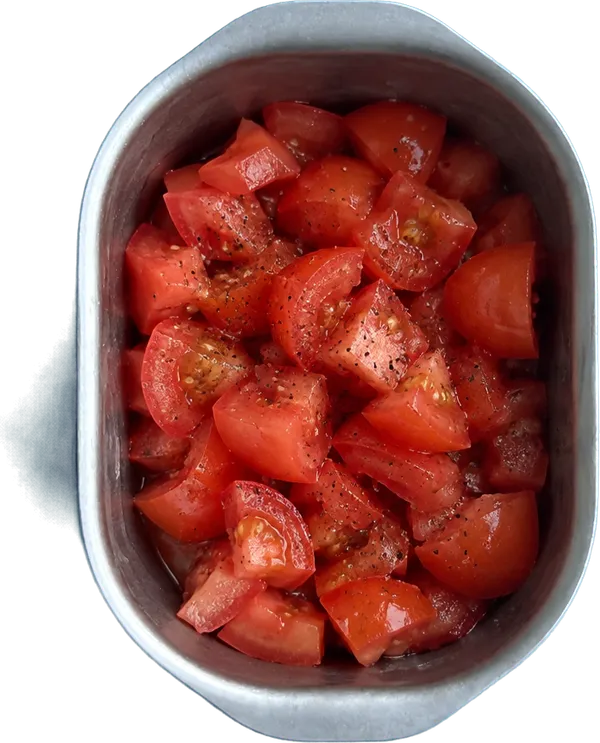 Nel secondo contenitore mettete 400 g di polpa di pomodoro e 1 pizzico di pepe nero.