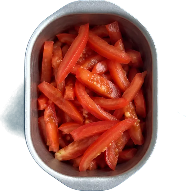 Nel quarto contenitore mettete 200 g di pomodori freschi a listarelle.