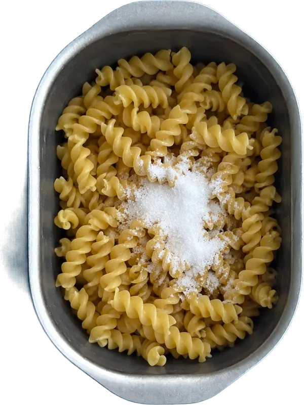 Nel secondo contenitore mettete 160 g di fusilli e 2 cucchiai Liffo di sale fino.