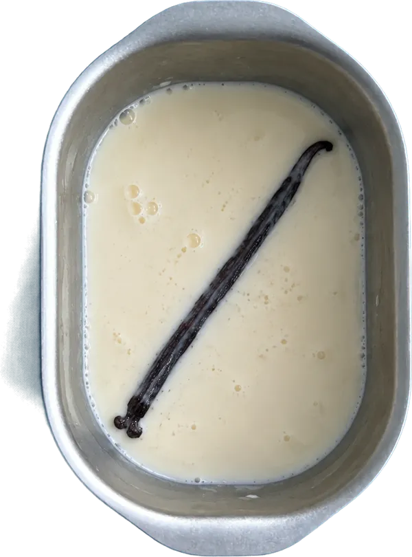 Nel primo contenitore mettete 300 g di panna fresca, 130 g di latte vaccino fresco intero e 1 baccello di vaniglia.
