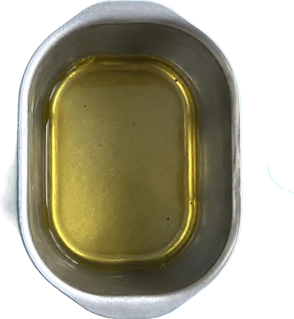 Nel primo contenitore mettete 40 g di olio di arachidi.