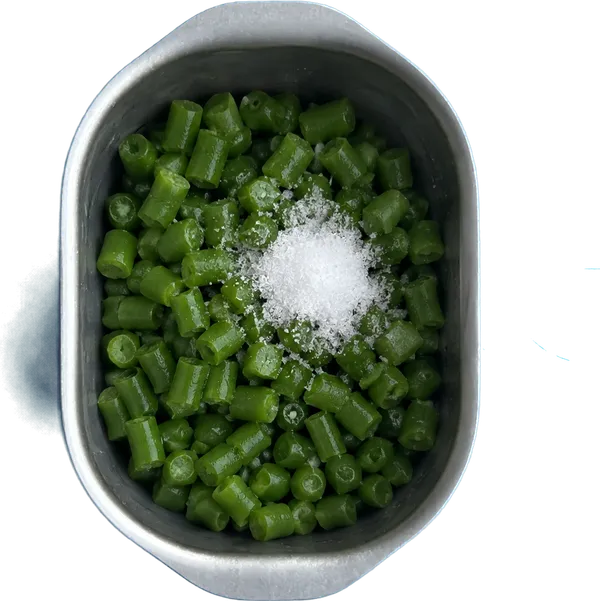 Nel primo contenitore mettete 250 g di fagiolini a dadini piccoli e 1 cucchiaio Liffo di sale fino.