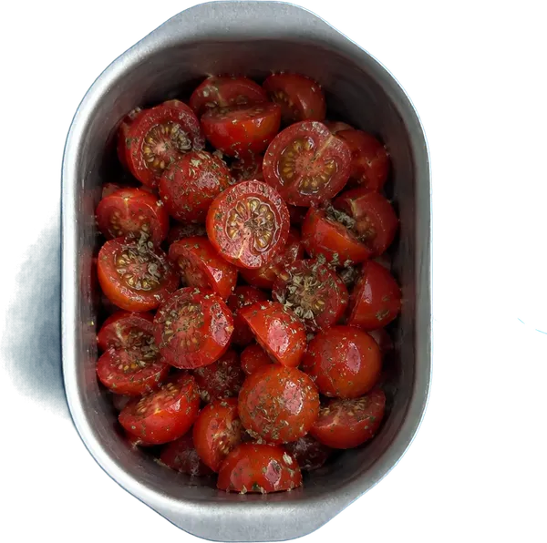 Nel quarto contenitore mettete 250 g di pomodorini rossi a metà, 2 pizzichi di origano essiccato e 2 pizzichi di timo essiccato.