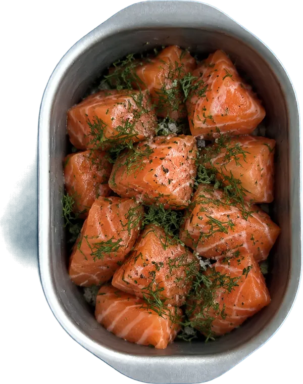 Nel terzo contenitore mettete 300 g di salmone fresco a trancetti, 4 ciuffetti di aneto fresco tritato, 2 cucchiai Liffo di sale fino e 1 pizzico di pepe nero.