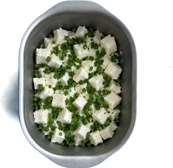 Nel settimo contenitore mettete 150 g di feta a dadini piccoli e 10 g di erba cipollina fresca tritata.