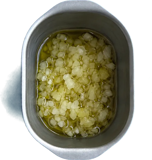 Nel primo contenitore mettete 30 g di olio extravergine di oliva e 40 g di cipolle bionde tritate.
