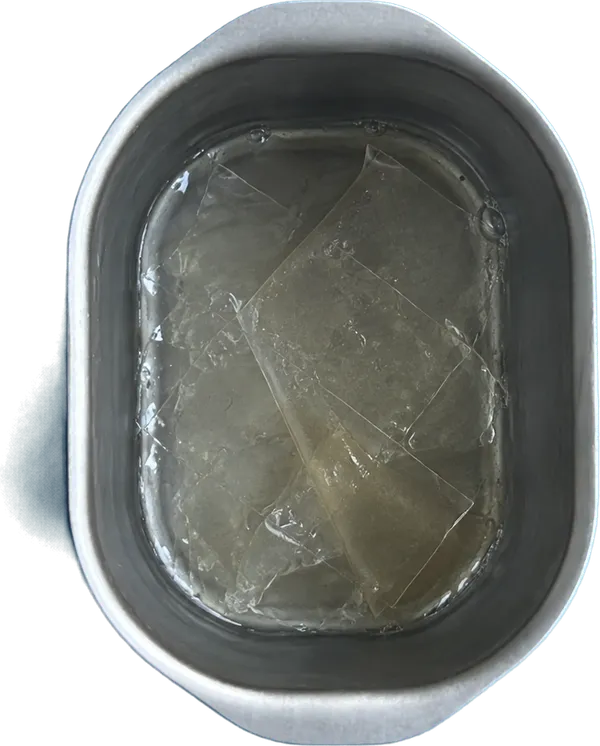 Nel terzo contenitore mettete 40 g di acqua e 8 g di gelatina in fogli a pezzetti.