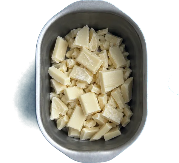 Nel quarto contenitore mettete 150 g di cioccolato bianco a pezzetti.