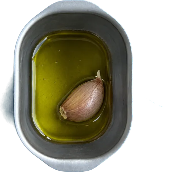 Nel primo contenitore mettete 30 g di olio extravergine di oliva e 1 spicchio di aglio fresco in camicia.