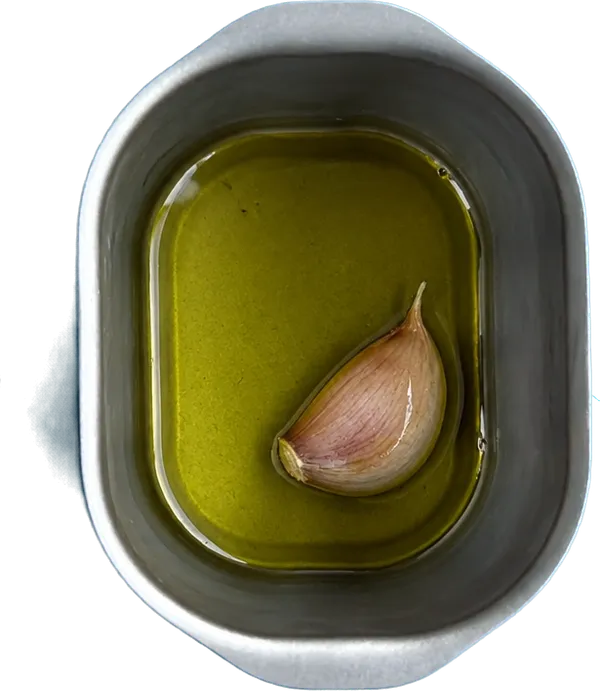 Nel primo contenitore mettete 40 g di olio extravergine di oliva e 1 spicchio di aglio fresco in camicia.