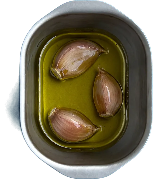 Nel primo contenitore mettete 40 g di olio extravergine di oliva e 3 spicchi di aglio fresco in camicia.