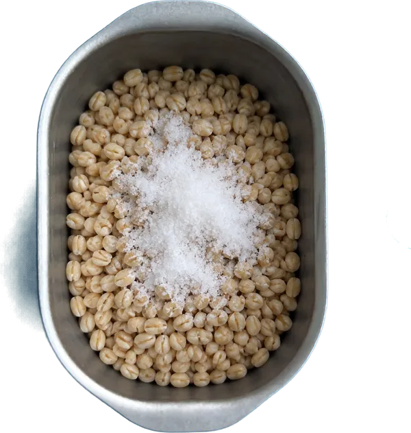 Nel secondo contenitore mettete 250 g di orzo perlato e 3 cucchiai Liffo di sale fino.