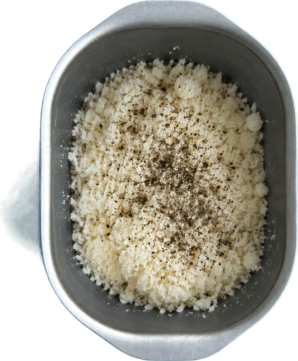 Nel settimo contenitore mettete 50 g di pecorino romano grattugiato e 1.5 pizzichi di pepe nero macinato.