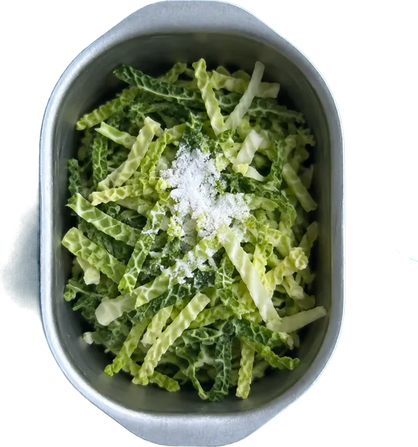 Nel secondo contenitore mettete 75 g di verza a julienne e 1 cucchiaio Liffo di sale fino.
