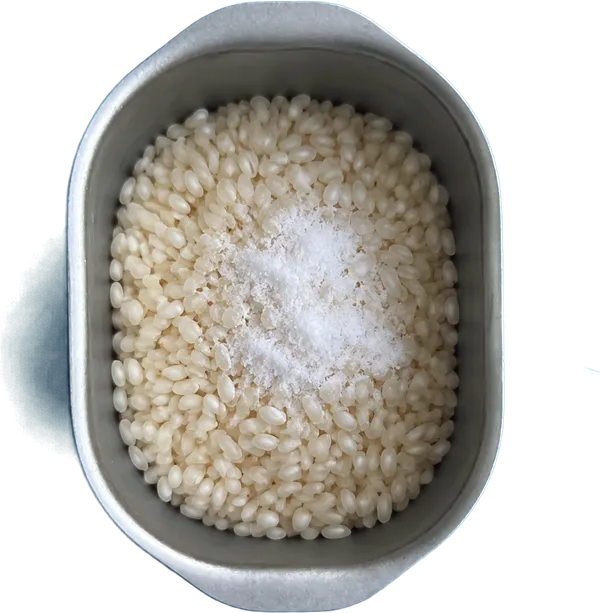 Nel terzo contenitore mettete 320 g di riso Carnaroli e 2 cucchiai Liffo di sale fino.