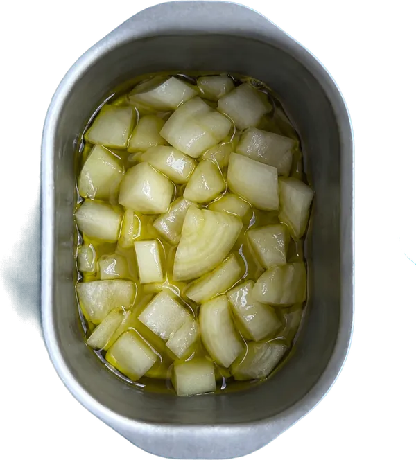 Nel primo contenitore mettete 35 g di olio extravergine di oliva e 60 g di cipolle bionde tritate.