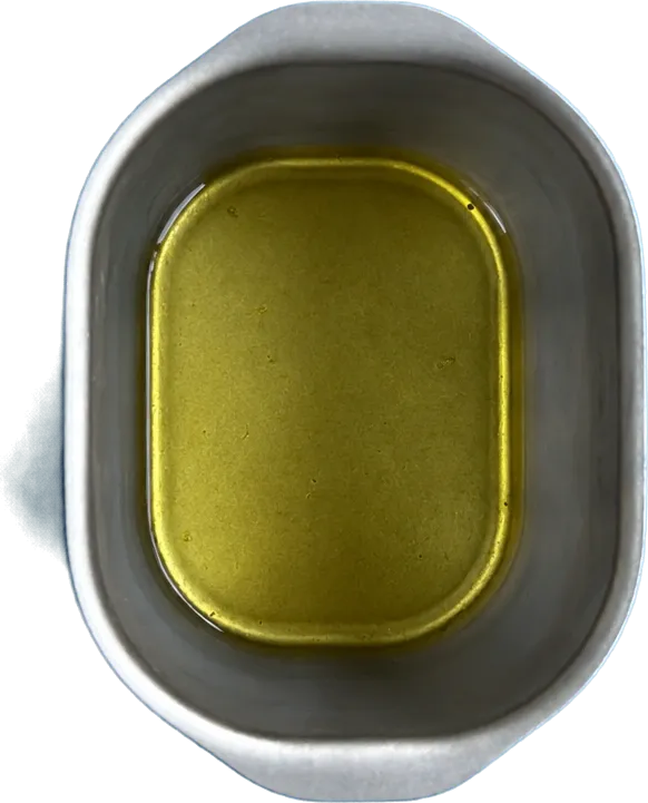 Nel primo contenitore mettete 20 g di olio extravergine di oliva.
