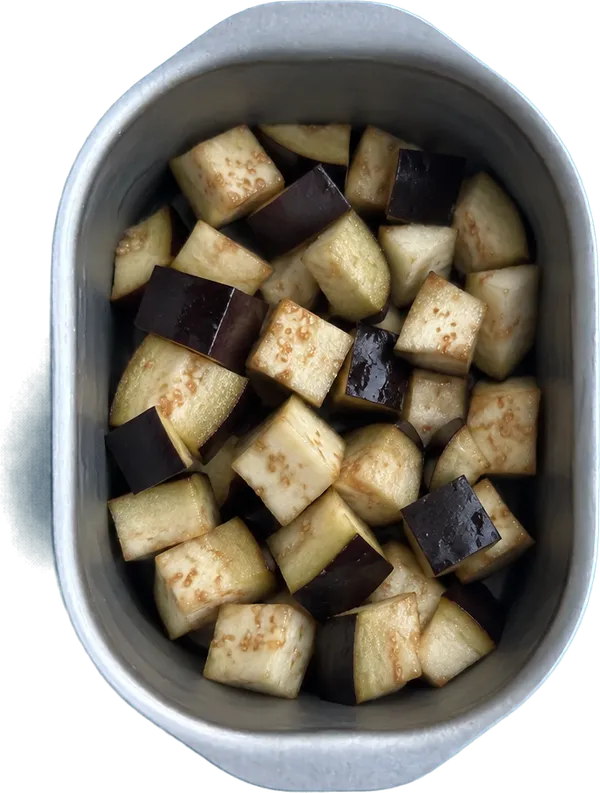 Nel terzo contenitore mettete 100 g di melanzane a dadini medi.