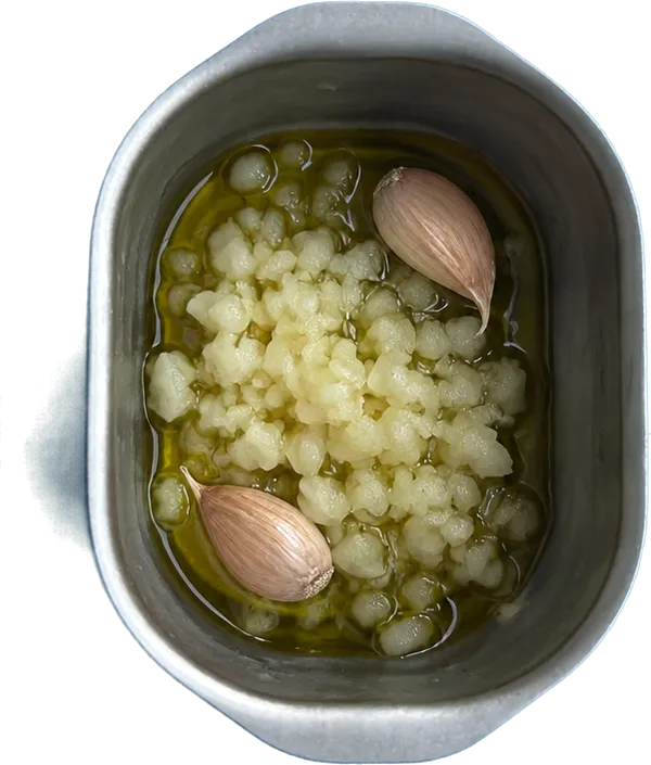 Nel primo contenitore mettete 20 g di olio extravergine di oliva, 50 g di cipolle bionde tritate e 2 spicchi di aglio fresco in camicia.