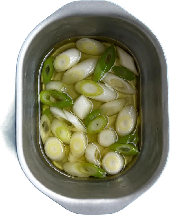 Nel primo contenitore mettete 30 g di olio di semi vari e 30 g di cipollotti parte bianca a rondelle.