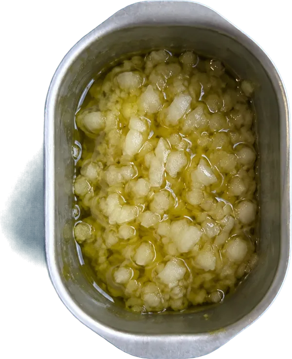 Nel primo contenitore mettete 25 g di olio extravergine di oliva e 80 g di cipolle bionde tritate.