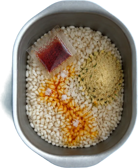 Nel secondo contenitore mettete 320 g di riso Carnaroli, 3 cucchiai Liffo di sale fino, 1 bustina di zafferano e 1 cucchiaino di brodo granulare.