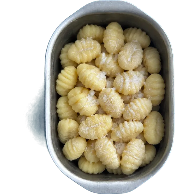 Nel sesto contenitore mettete 340 g di gnocchi di patate freschi e 2 cucchiai Liffo di sale fino.