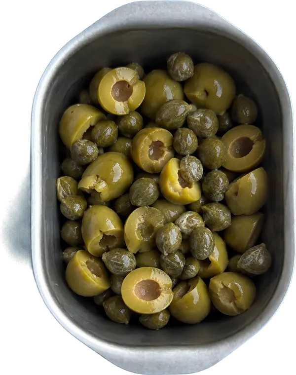 Nel terzo contenitore mettete 40 g di olive verdi denocciolate a metà e 25 g di capperi sotto sale dissalati interi.