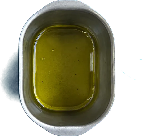 Nel primo contenitore mettete 35 g di olio extravergine di oliva.