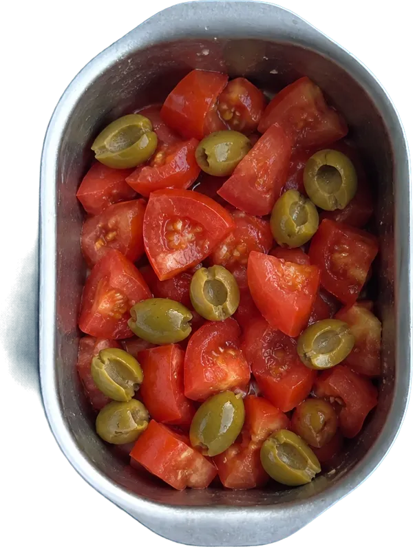 Nel quarto contenitore mettete 200 g di polpa di pomodoro e 25 g di olive verdi denocciolate a metà.