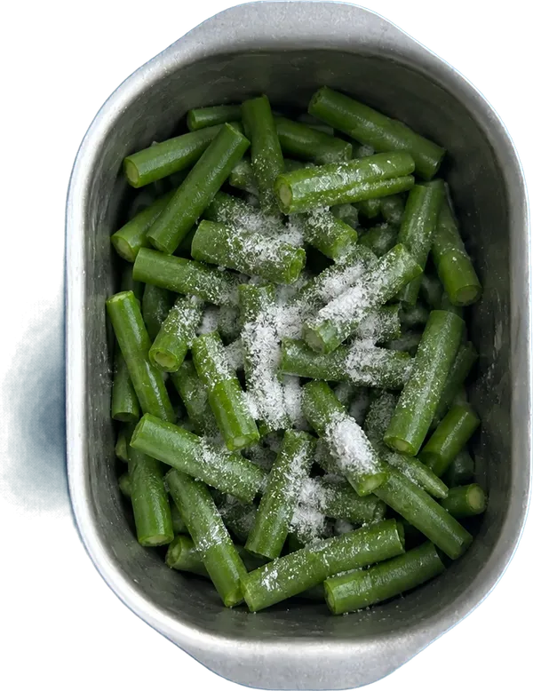 Nel secondo contenitore mettete 200 g di fagiolini a metà e 2 cucchiai Liffo di sale fino.