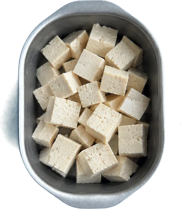 Nel quinto contenitore mettete 360 g di tofu compatto al naturale a dadini medi.