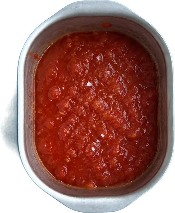 Nel terzo contenitore mettete 400 g di polpa di pomodoro e 3 cucchiai Liffo di sale fino.
