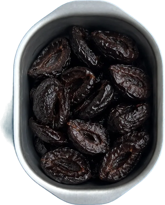 Nel settimo contenitore mettete 80 g di prugne secche denocciolate a metà.