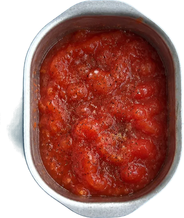 Nel quinto contenitore mettete 300 g di polpa di pomodoro, 4 cucchiai Liffo di sale fino e 2 pizzichi di pepe nero.
