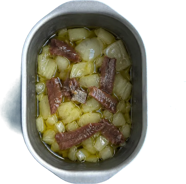 Nel primo contenitore mettete 20 g di olio extravergine di oliva, 40 g di cipolle bionde tritate e 6 filetti di acciughe sott'olio a pezzetti.
