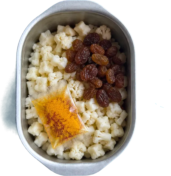 Nel terzo contenitore mettete 140 g di cavolfiori a dadini piccoli, 30 g di uvetta essiccata previo ammollo intera e 1 bustina di zafferano in polvere.