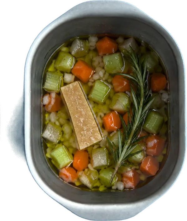 Nel primo contenitore mettete 40 g di olio extravergine di oliva, 40 g di sedano a dadini medi, 40 g di cipolle bionde tritate, 40 g di carote a dadini medi, 1 unità di crosta di parmigiano reggiano e 1 rametto di rosmarino fresco intero.
