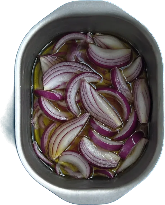 Nel primo contenitore mettete 40 g di olio extravergine di oliva e 100 g di cipolle rosse affettate.